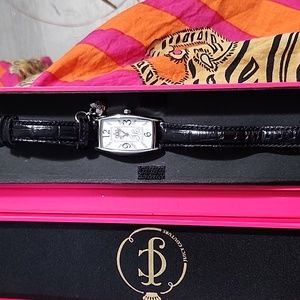 JUICY COUTURE ⌚️ WATCH IT IS BLACK LEATHER ONLY HAVE SCATHING ON BACK